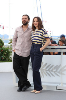 Pio Marmaï and Anaïs Demoustier (in Prada) pose during "La Vénus Electrique" (The Electric Kiss)