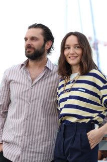 Pio Marmaï and Anaïs Demoustier (in Prada) pose during "La Vénus Electrique" (The Electric Kiss)
