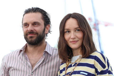 Pio Marmaï and Anaïs Demoustier (in Prada) pose during "La Vénus Electrique" (The Electric Kiss)