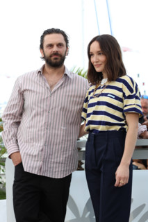 Pio Marmaï and Anaïs Demoustier (in Prada) pose during "La Vénus Electrique" (The Electric Kiss)