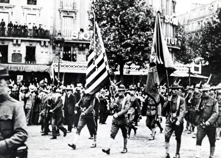 Military parade of American troops in Paris.
(1917)