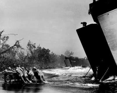 Unloading matériel by an LST, on a beach of the Pacific,1944