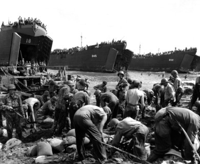 Landing Ship Tank unloading men and matériel at Leyte (Philippines)
