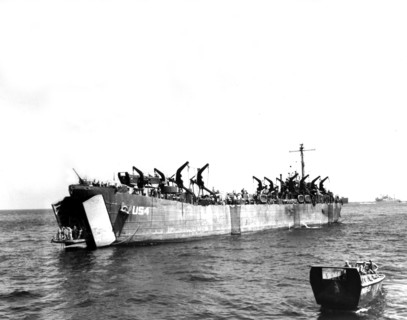 Un Landing Ship Tank américain devant la plage de Pampelone (Provence),1944