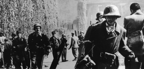 Polish resistance fighters during the uprising of the Warsaw ghetto (1944).