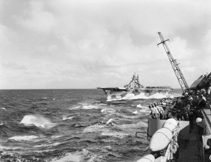 American aircraft carrier "Yorktown (II)", off the Philippines, 1944.