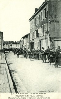 Chasseurs africains partant pour le front, 1916