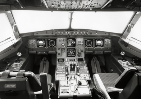 Cockpit of an Airbus A320, 1987