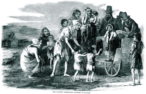 Conditions sociales : famine et misère. Miss Kennedy distribuant des vêtements à Kilrush.