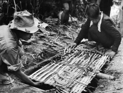 Guerilleros Sud-Vietnamens posant un piège pour l'ennemi