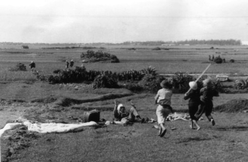 Guerre du Vietnam, capture, au moment de son arrivée au sol d'un parachutiste/pilote américain.