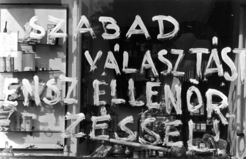 1956, Budapest, une inscription à la craie sur la vitrine d'un magasin : "Une libre élection sous le contrôle..."