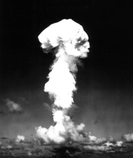 Explosion d'une bombe atomique à Bikini (Archipel des Iles Marshall)
