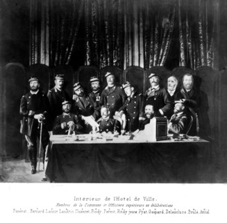 Intérieur de l'hôtel de ville : membres de la Commune et officiers