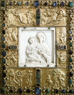 Trésor d'Aix-la-Chapelle. Couverture de livre en or et pierres précieuses