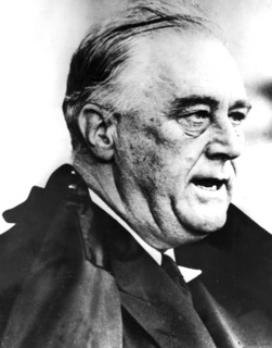 Franklin Delano Roosevelt faisant un discours à Arlington à l'occasion de la commémoration de l'armistice du 11 novembre 1918