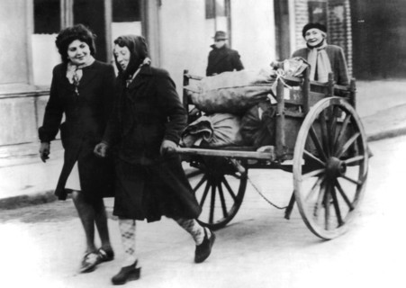 These 3 women have just found some pieces of firewood that they transport by themselves