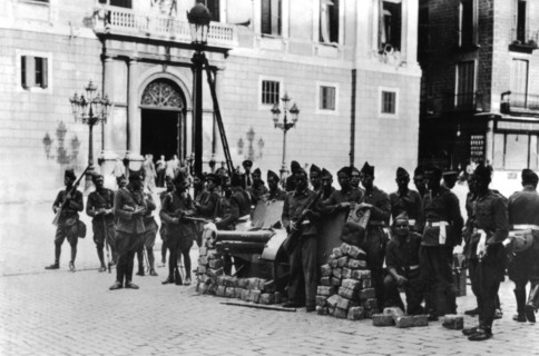 Barcelona, soldiers setting up their guns in front of the palace (1934)