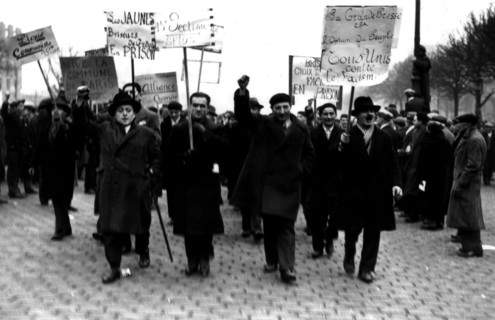 Paris, Manifestation de grévistes avec des pancartes (1934)