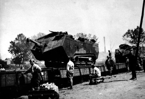Gare de Villers Cotterêts. Embarquement de chars d'assaut.