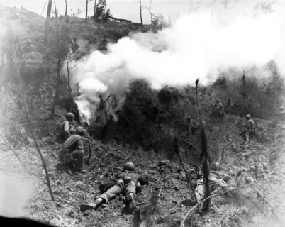 Soldats américains devant la ligne de défense de la ville de Naha, à Okinawa "la vallée de la mort" (1945)