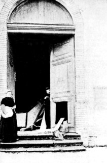 Séparation de l'Eglise et de l'Etat : Portes d'église enfoncée
