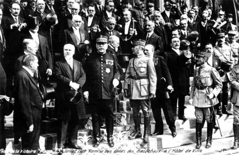 Fête de la victoire à Paris : Remise des épées aux maréchaux à l'hôtel de ville