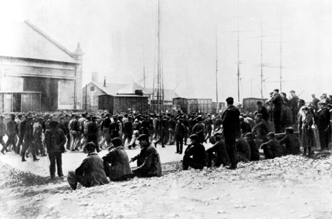 Dockers strike: Strikers looking at workers going to the factory