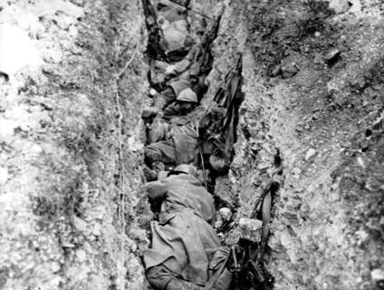 Bois Bouver Soldats en réserve dans un boyau, 1916