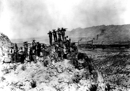 Révolution mexicaine. Poste avancé de l'insurrectioon. A l'arrière plan, la fonderie de El Paso, Texas