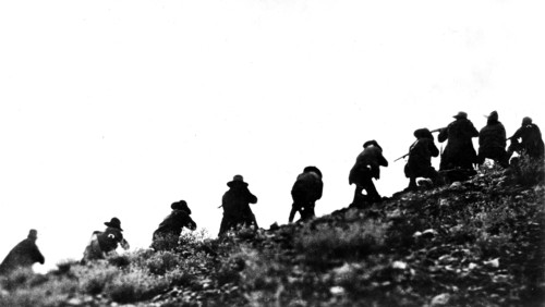 Révolution mexicaine. Tireurs de Pancho Villa tirant sur les troupes fédérales.