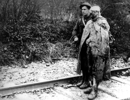 Policier français accompagnant un prisonnier allemand blessé, novembre 1916