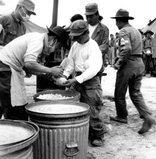 Distribution de riz dans un camp de l'O.N.U lors de la guerre de Corée, 1951
