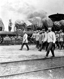 Le général Kouropatkine passe les troupes en revue avant la retraite