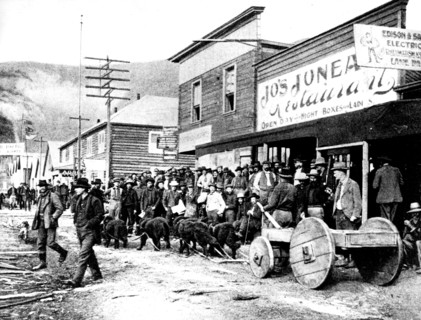 La ruée vers l'or au Klondike : Un véhicule d'été dans une rue de Dawson