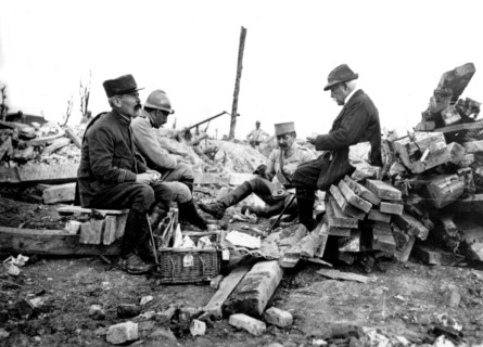 A l'emplacement de l'église de Maurepas, Clémenceau déjeune dans les ruines, 1916