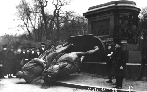 The statue of William being dismantled in Metz