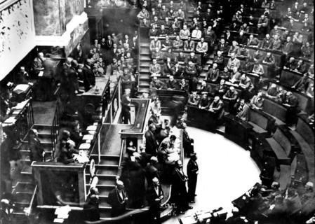 A l'assemblée nationale, Félix Gouin lit la lettre de démission du général de Gaulle