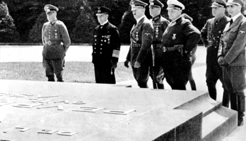 Hitler devant la plaque de l'armistice de 1918, à Rethondes