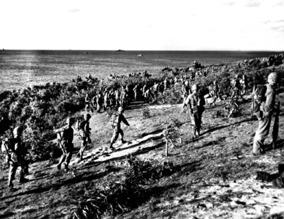 Les marins américains à Agunajima (30 miles à l'ouest d'Okinawa), 1945