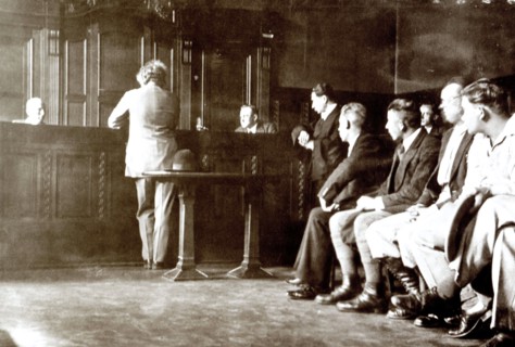 Albert Einstein devant une cour de justice d'Allemagne nazie