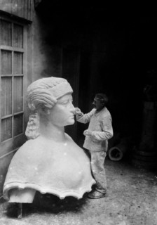 Paris. Dernière touche à la tête de la statue de la victoire en juillet 1919