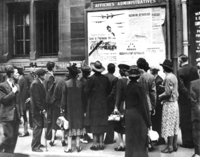 La foule devant les affiches de mobilisation (1939)