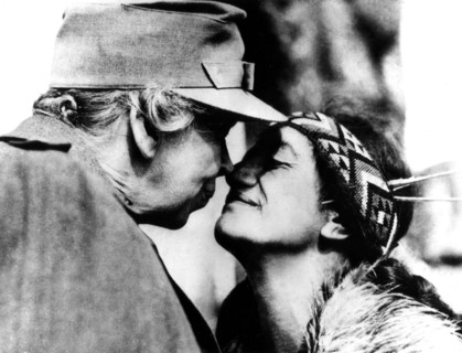Mme Eléonore Roosevelt, en voyage en Nouvelle-Zélande. Sa connaissance des coutumes est mise en évidence par ce geste de frotter son nez avec son guide maori, méthode traditionnelle de salut