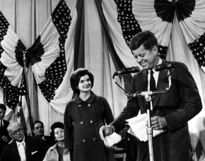 Novembre 1960, Résultats de l'élection de John Kennedy (ici, John Kenndey et son épouse)