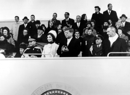 Washington. La parade d'inauguration. Dans la tribune, Kennedy et sa femme et à droite le vice-président Johnson