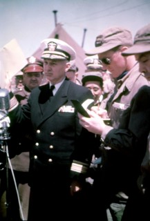 L'amiral John C. Daniel, délégué des Nations Unies, fait des déclaration à la presse lors de la conférence de Panmunjon