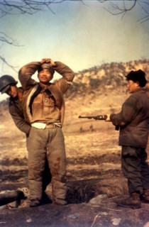 Fouille d'un soldat sud-coréen qui avait rejoint l'armée nord-coréenne