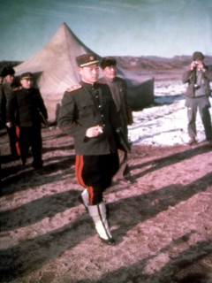 Le général Namii, délégué nord-coréen, au 1er plan, et le général Pien Chang Wu quittent la conférence de Panmunjom, 1951