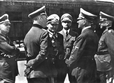Visite d'Hitler dans Paris occupé. Au centre : Goering, Rudolf Hess et Adolf Hitler